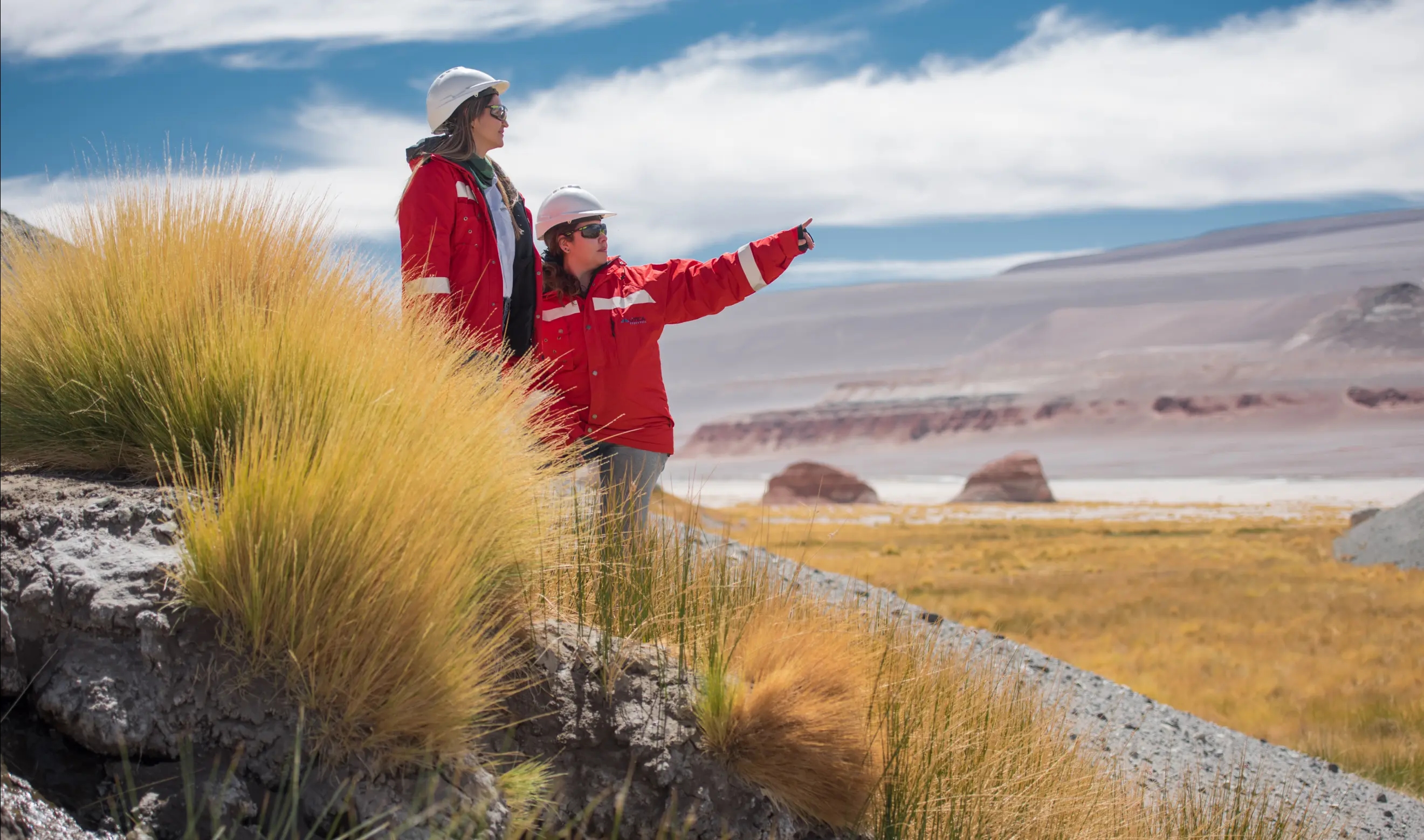 Dos personas mirando y señalando al horizonte