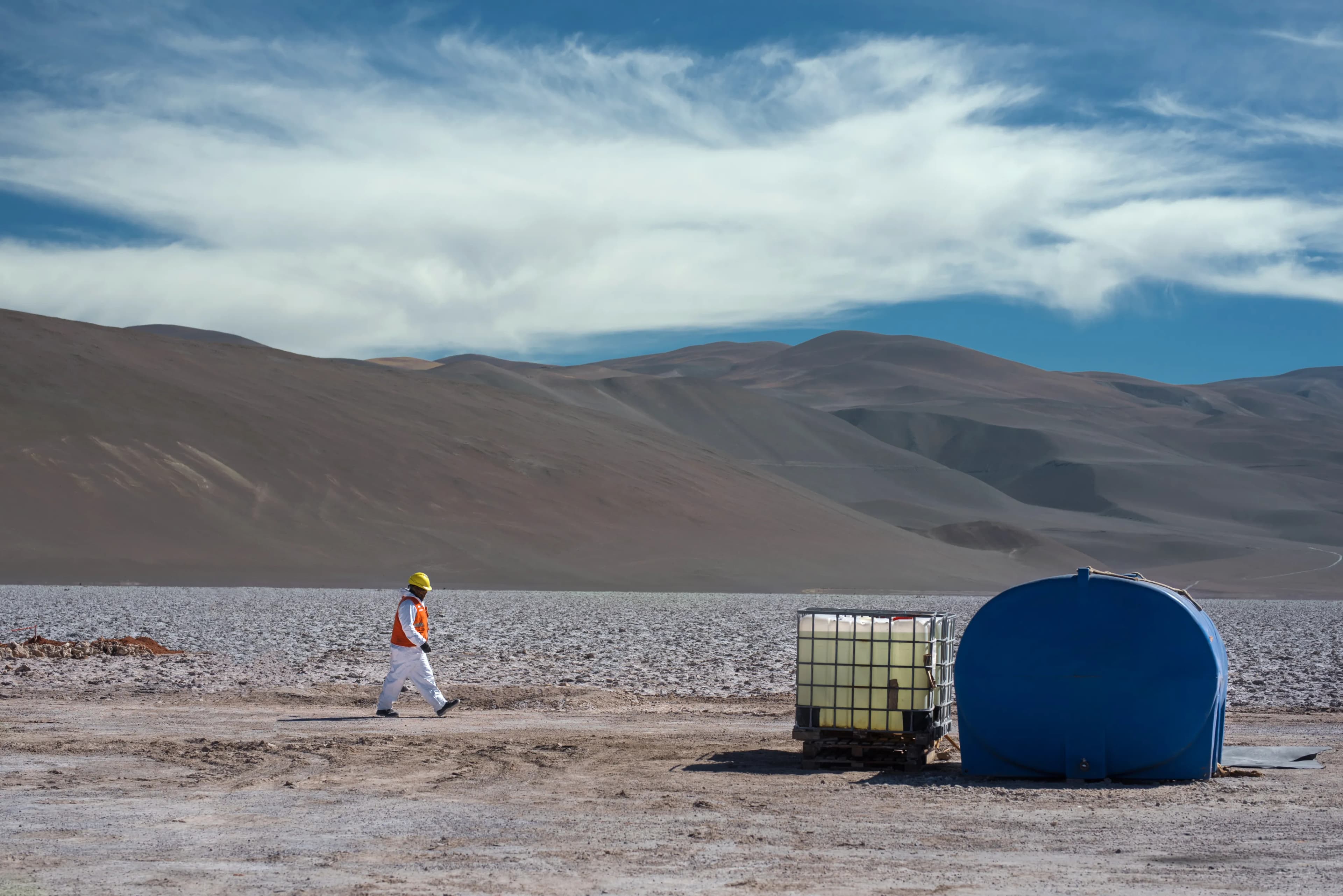 Dos personas mirando y señalando al horizonte